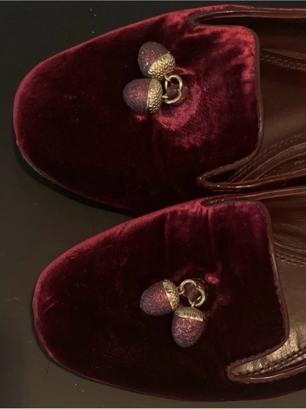 Tory Burch Burgundy Velvet
Acorn Charm
"Smoking Slippers" Loafers
Size 7M - Picture 6 of 6